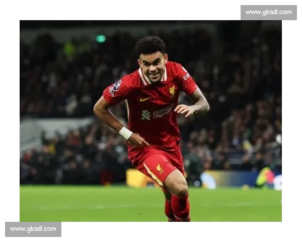 多家豪门竞逐核心球员转会传闻持续发酵引爆夏窗市场博弈升级悬念